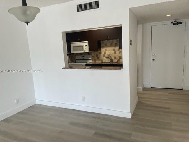 BUILDING TEN OF RACQUET C - Residential Lease