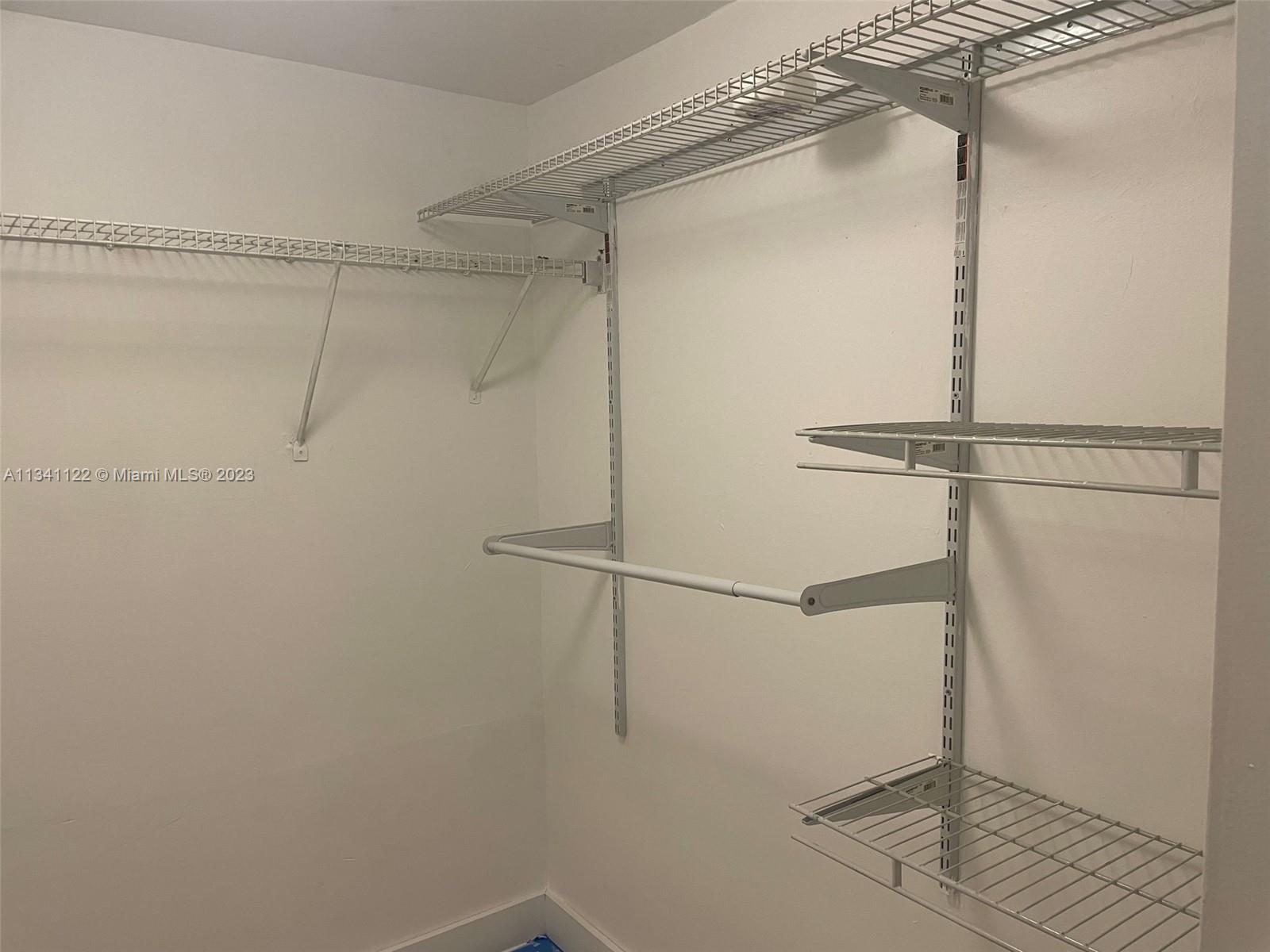 BUILDING TEN OF RACQUET C - Residential Lease