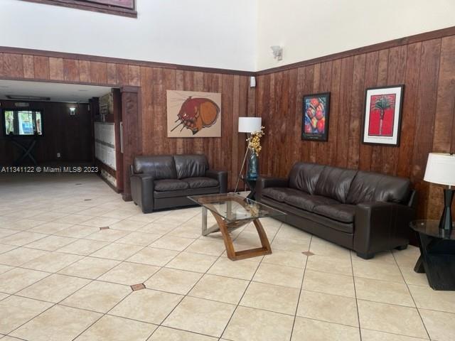 BUILDING TEN OF RACQUET C - Residential Lease