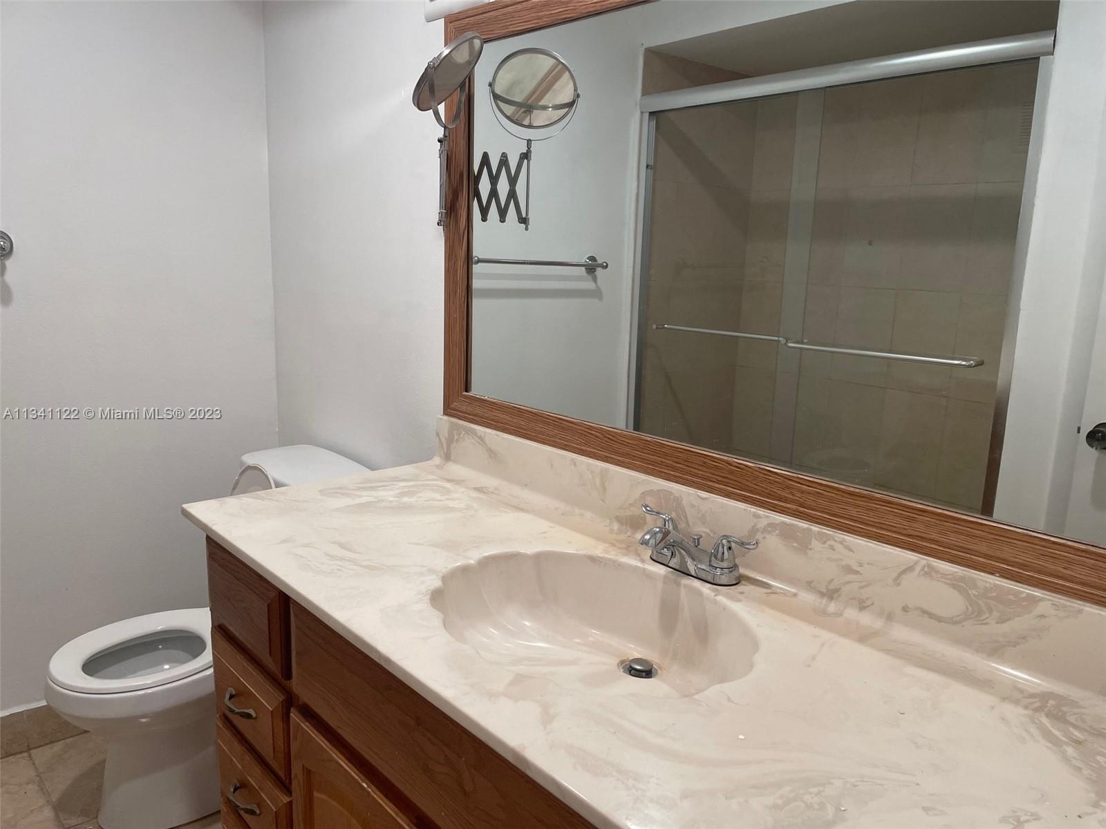 BUILDING TEN OF RACQUET C - Residential Lease