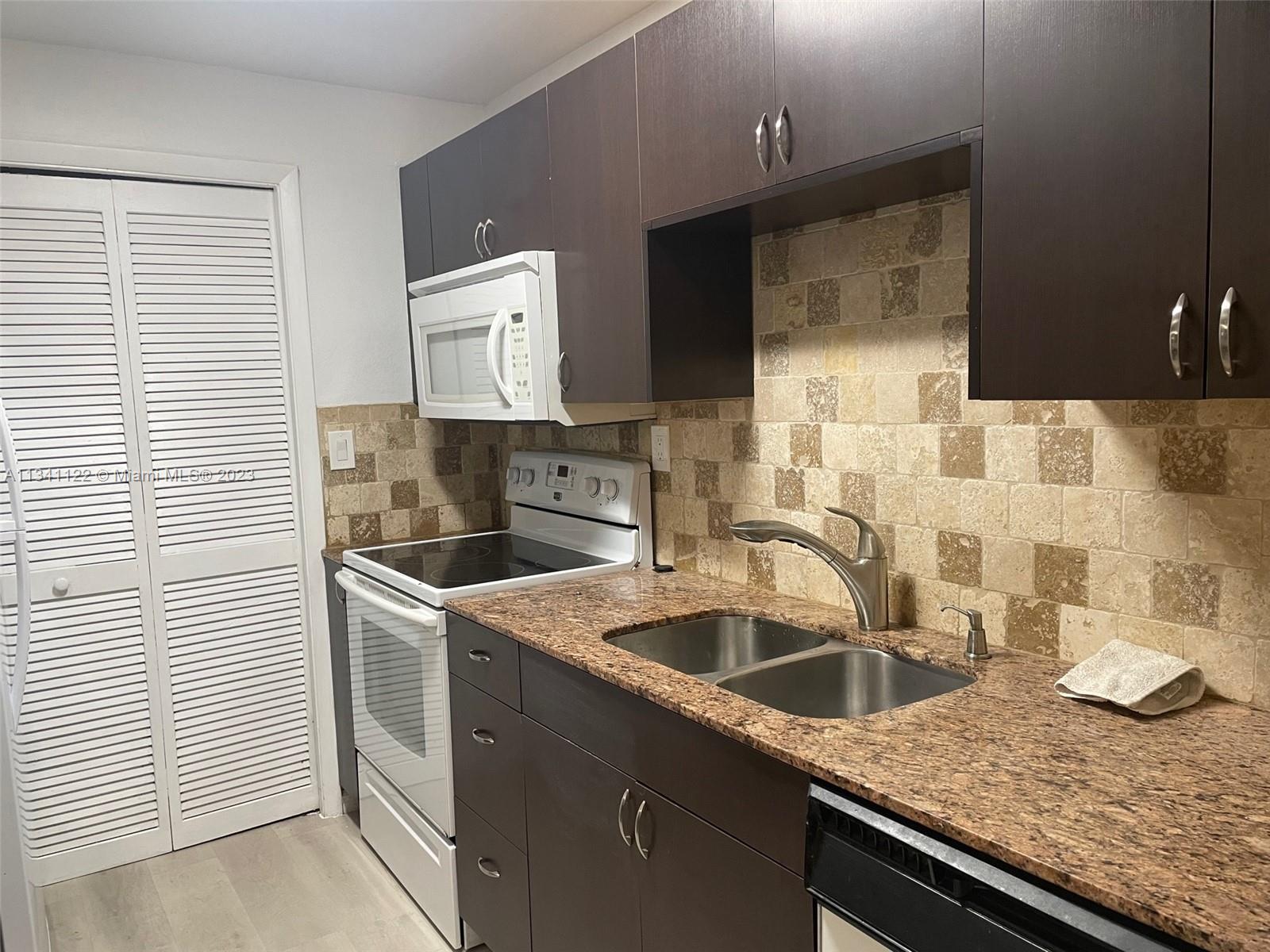 BUILDING TEN OF RACQUET C - Residential Lease