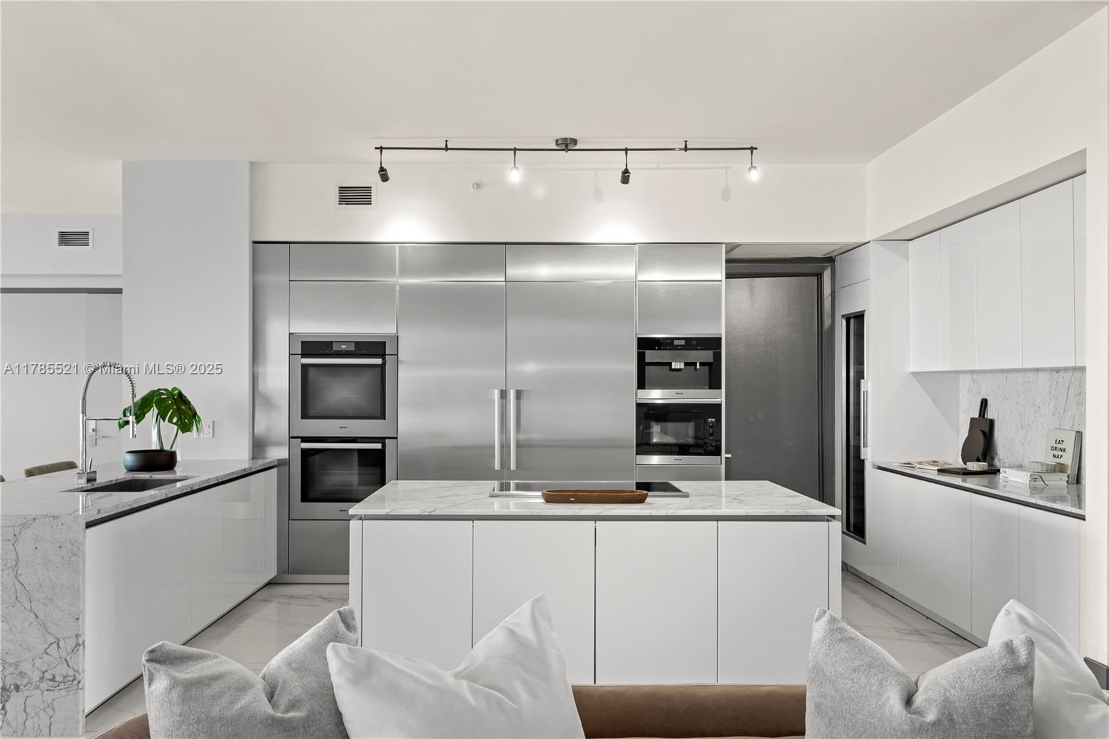 PRIVE CONDO - Residential