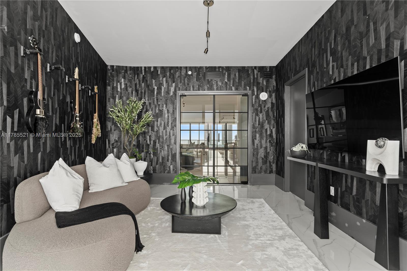 PRIVE CONDO - Residential