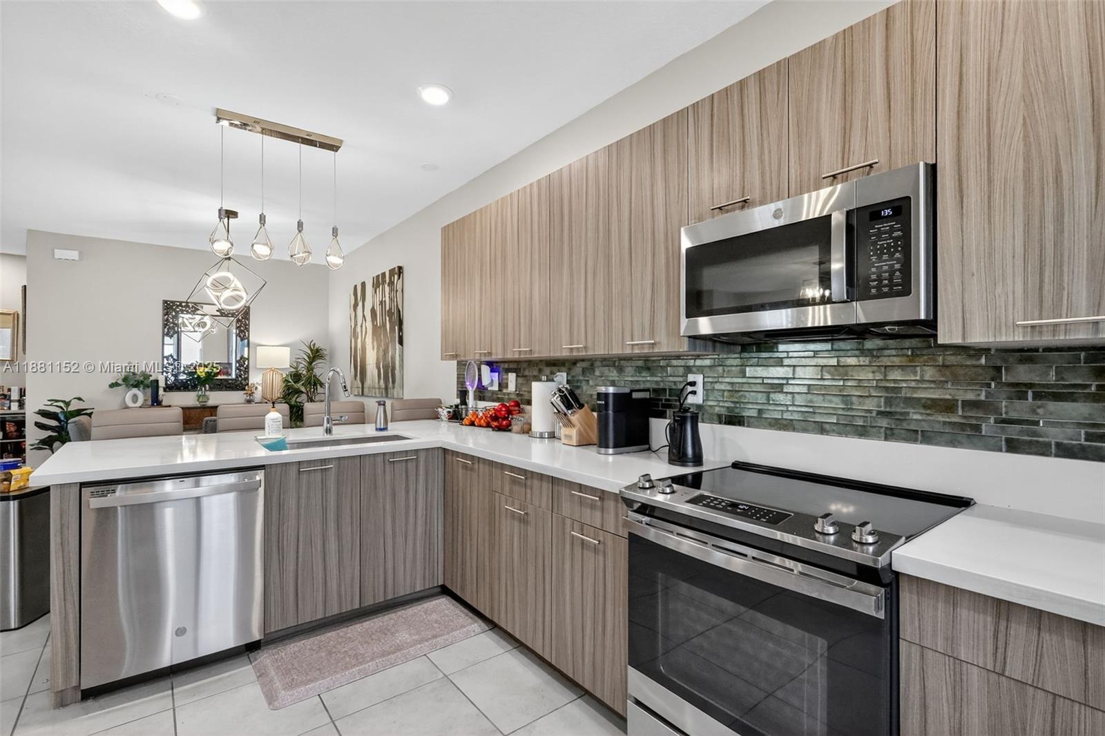 DOWNTOWN DORAL SOUTH PHAS - Residential
