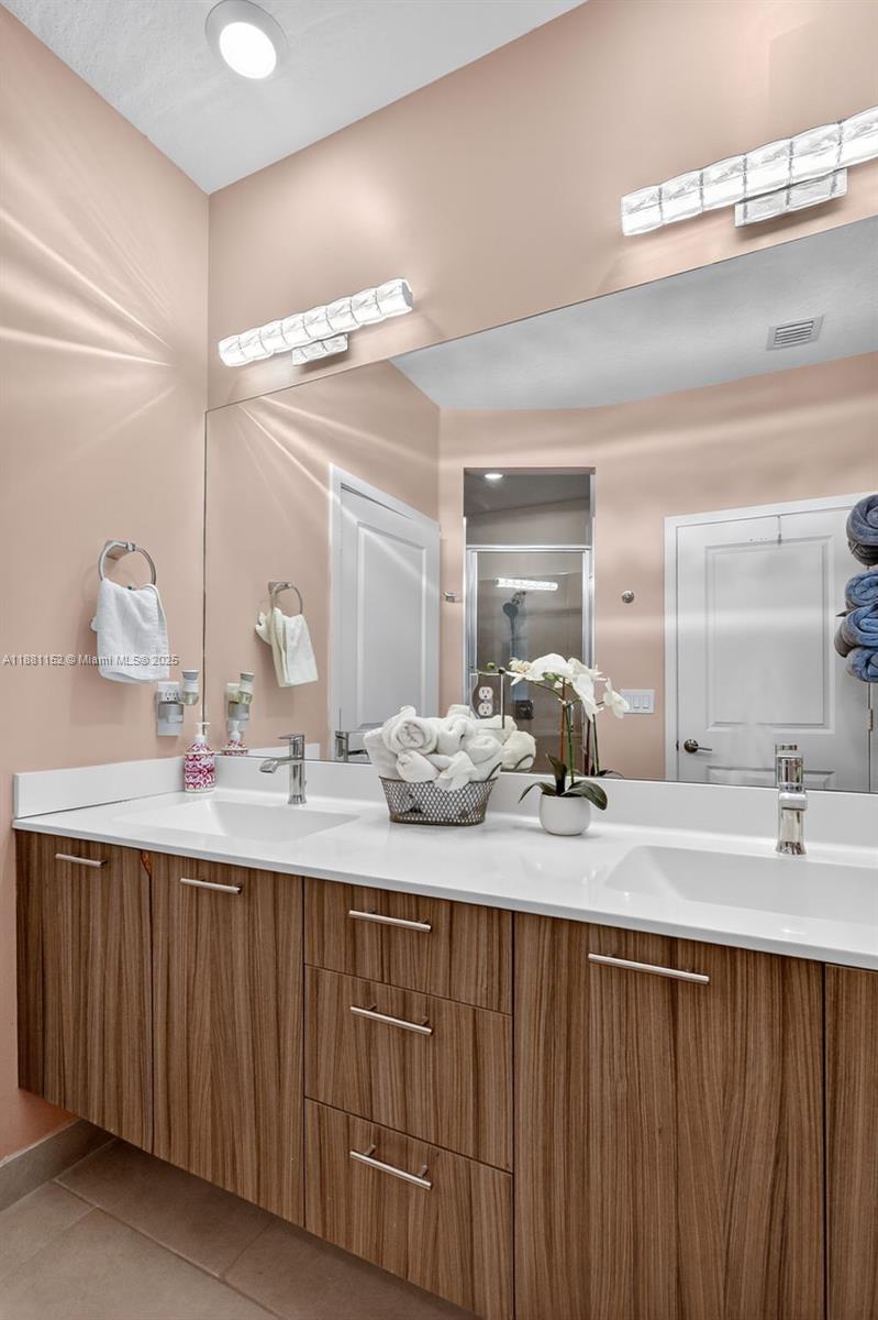 DOWNTOWN DORAL SOUTH PHAS - Residential