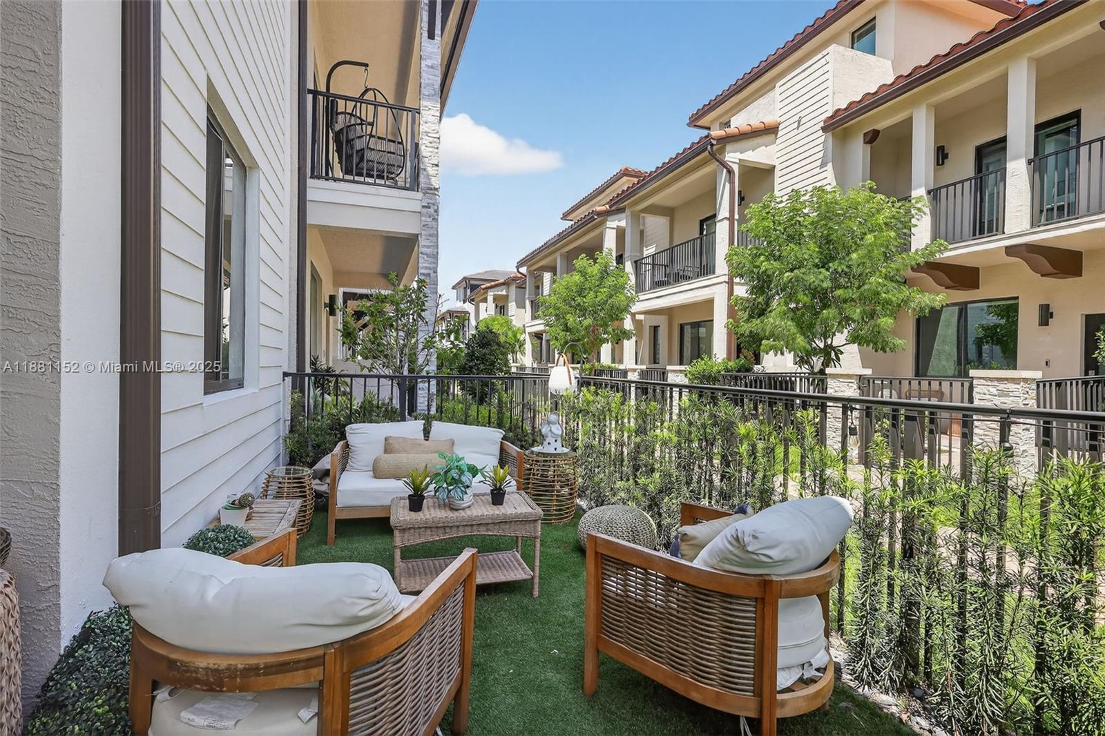DOWNTOWN DORAL SOUTH PHAS - Residential
