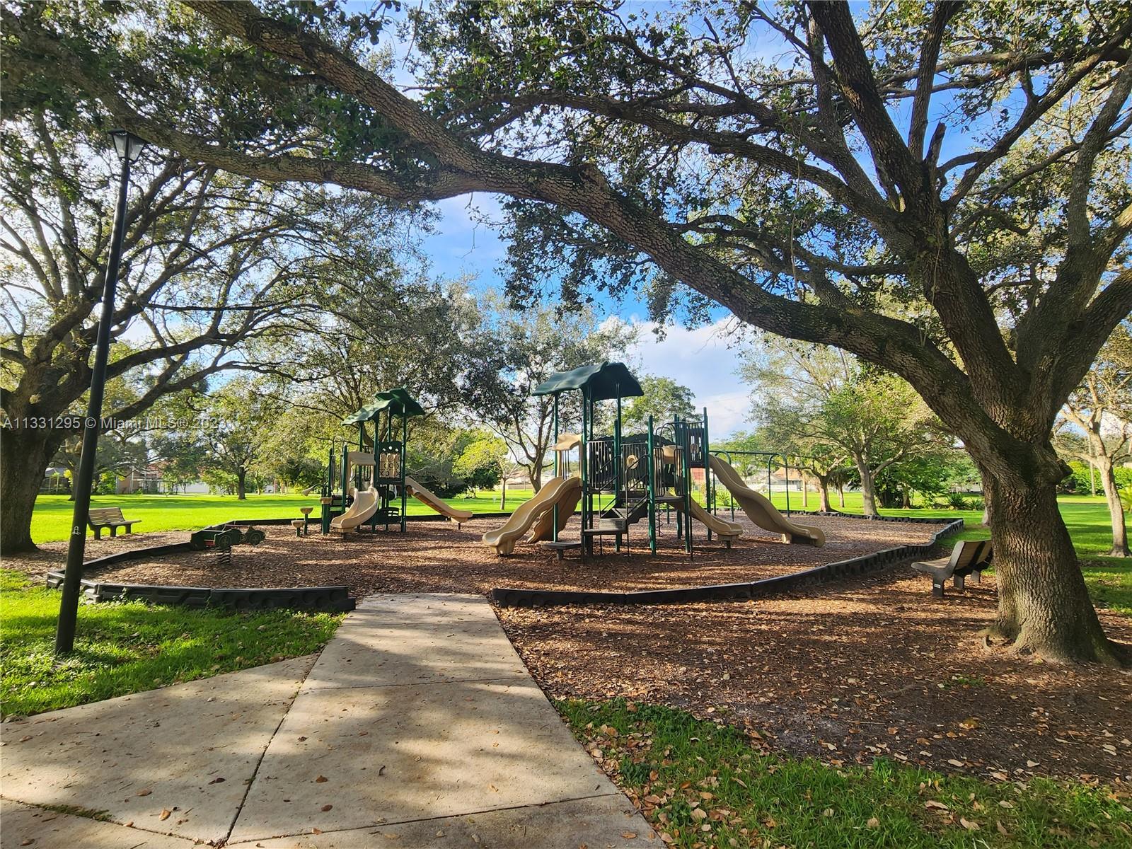 EMBASSY LAKES - Residential