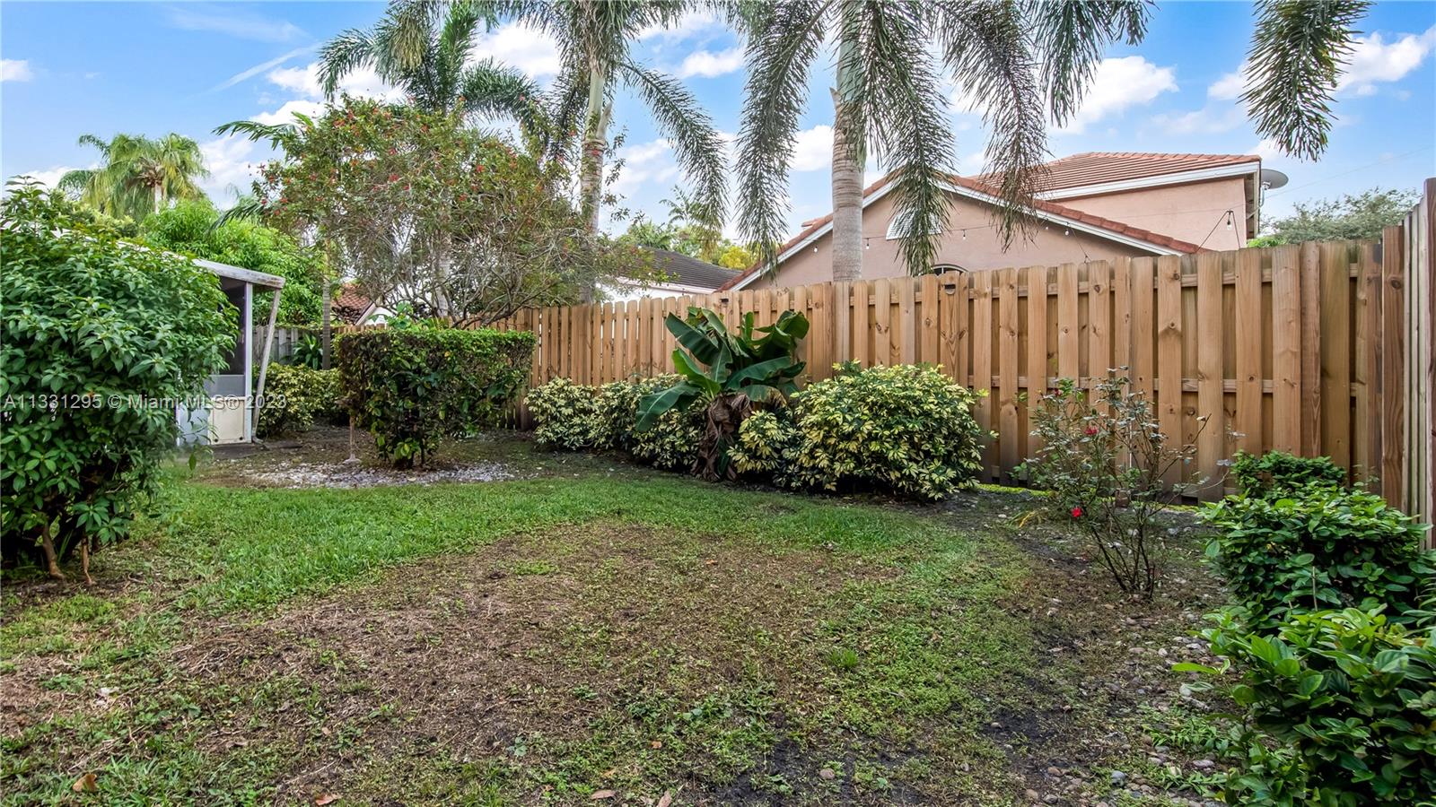 EMBASSY LAKES - Residential