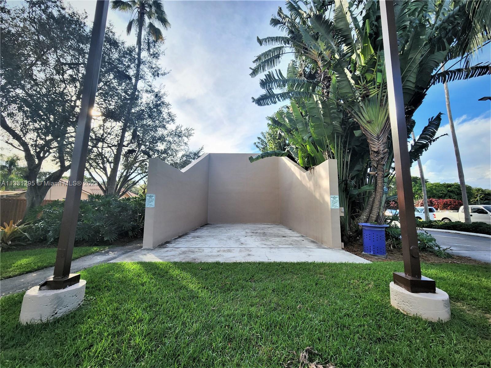 EMBASSY LAKES - Residential