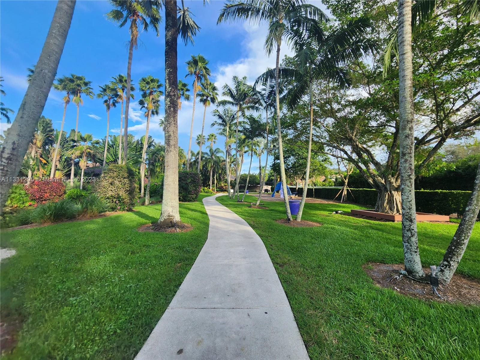 EMBASSY LAKES - Residential