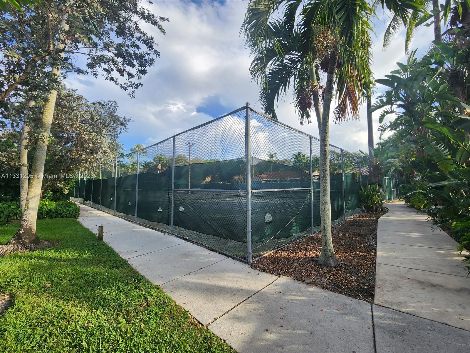 EMBASSY LAKES - Residential