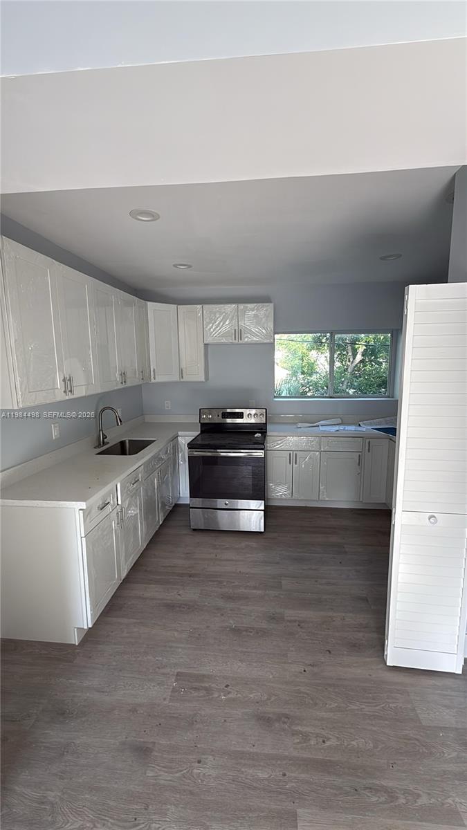 Beautifully renovated Duplex with with 4-bedrooms, 4-bathrooms each unit. Boasting fresh paint, new appliances and a modern spacious kitchen. Washer and Dryer inside the building. Close to Downtown West Palm Beach, and the historic charm of the Northwood Historic District.