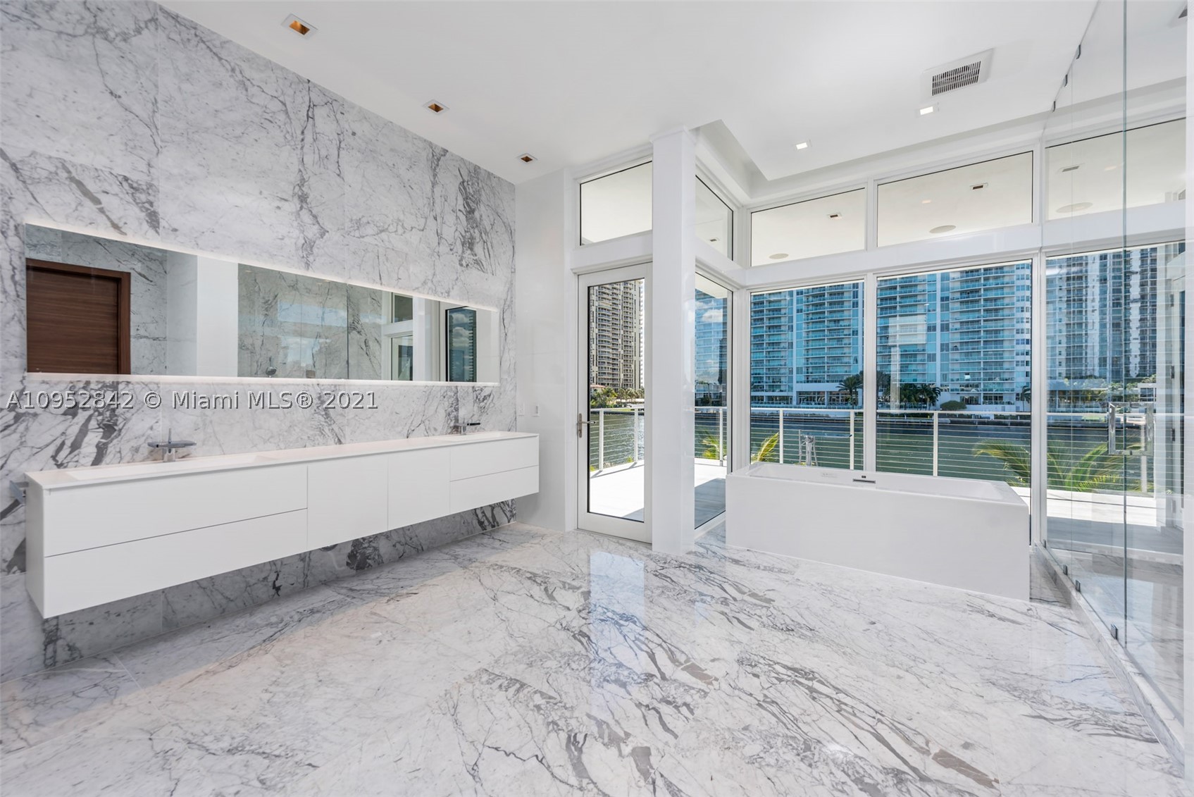 GOLDEN BEACH SEC E - Residential