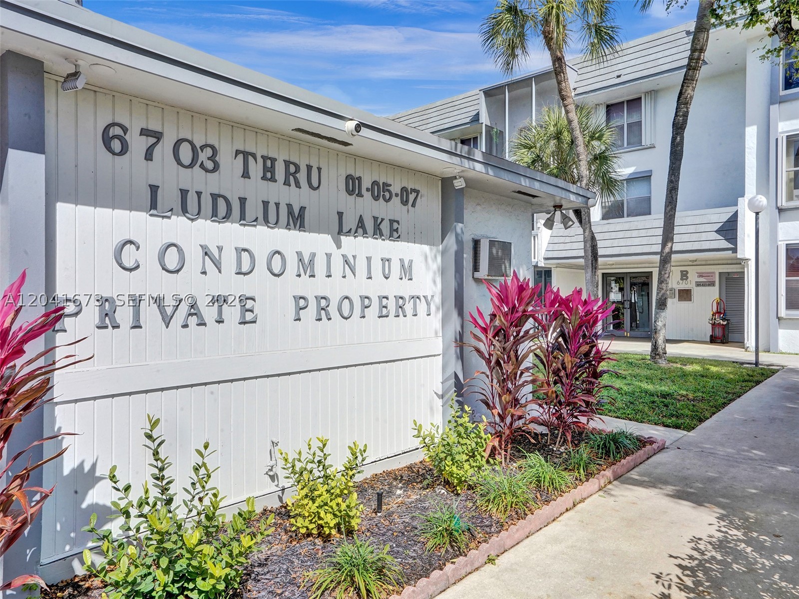 Very well maintained and spacious 1/1 Condo unit with screened balcony located on the first floor over-looking the pool area. Excellent location, close to Palmetto Expwy, I-75, I-95 and Turnpike. Available to move in right away. Association Approval required.