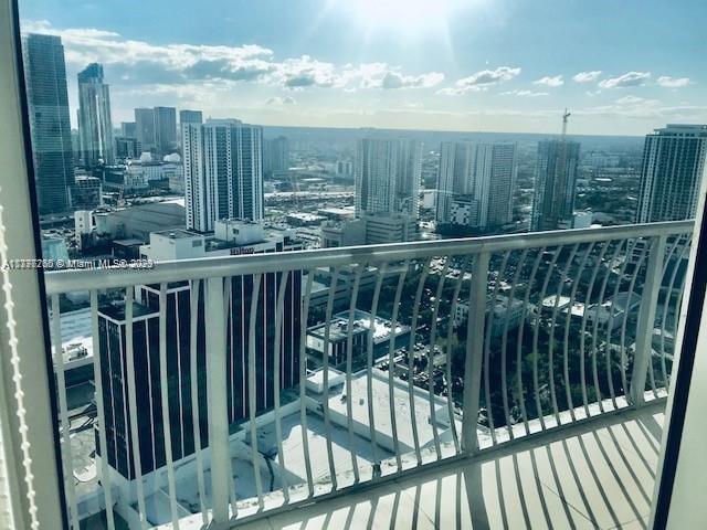 Beautiful view and centrally located apartment in Opera Tower. Near to Brickell, the design district, and other
interesting and touristic places. Supermarkets and restaurants within walking distance. All applicants must submit
Copy of ID, police report, proof of income, and rental application, great reduction, landlord motivated. Easy to
show.