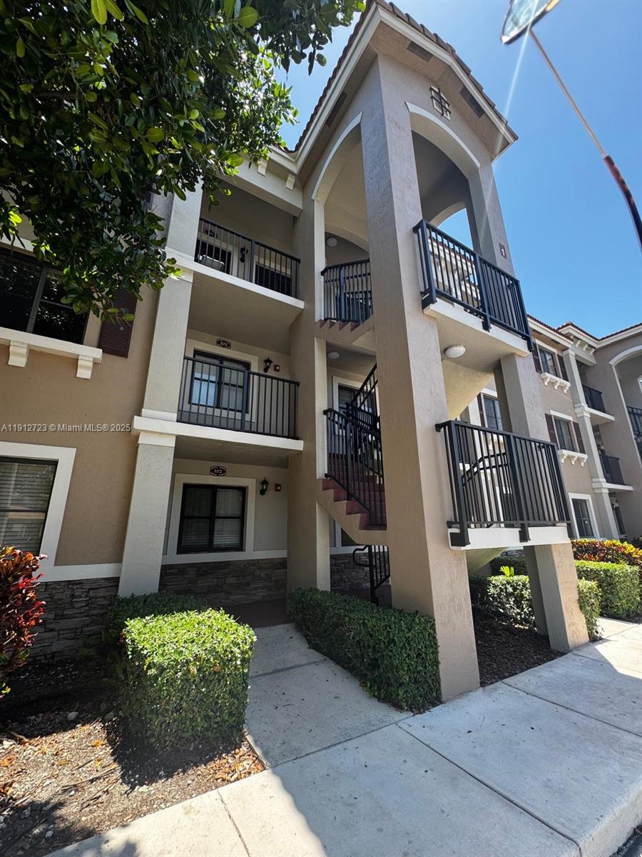 THE COURTS AT BAYSHORE II - Residential Lease