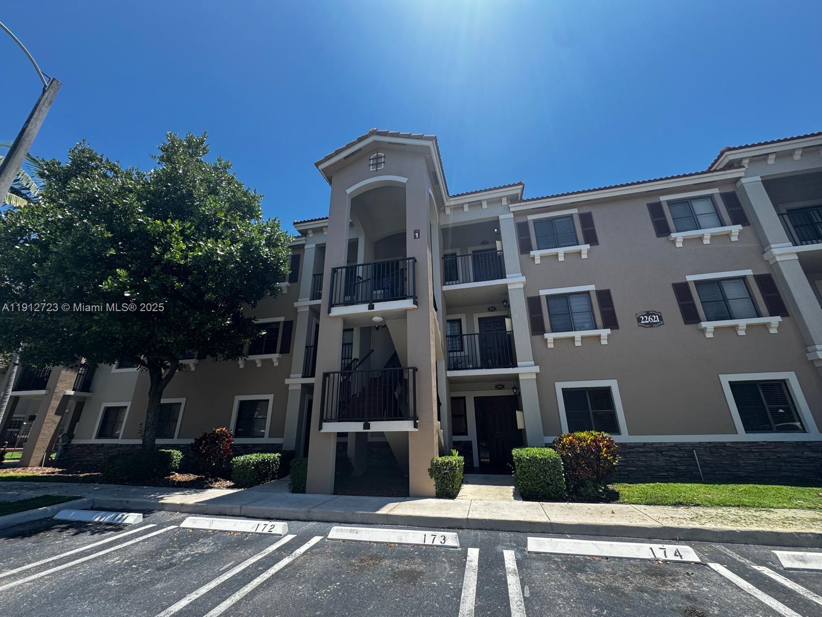 Beautiful apartment in The Courts of Bayshore. This 2-bedroom, 2-bathroom unit offers comfortable living within a well-maintained community featuring a large clubhouse, a fully equipped gym, and a spacious pool. Bedrooms with laminated floors. Conveniently located near Old Cutler Road, Blackpoint Marina, and just minutes from the Turnpike. Washer & Dryer inside the unit. Vacant & easy to show!