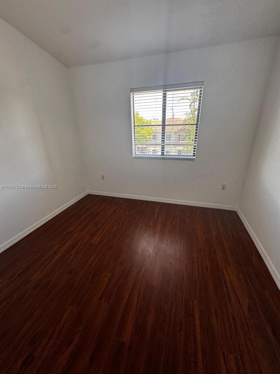 THE COURTS AT BAYSHORE II - Residential Lease