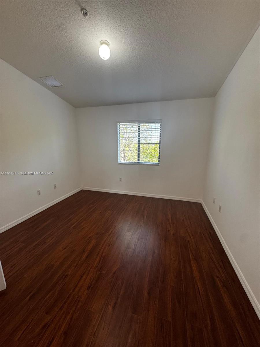 THE COURTS AT BAYSHORE II - Residential Lease