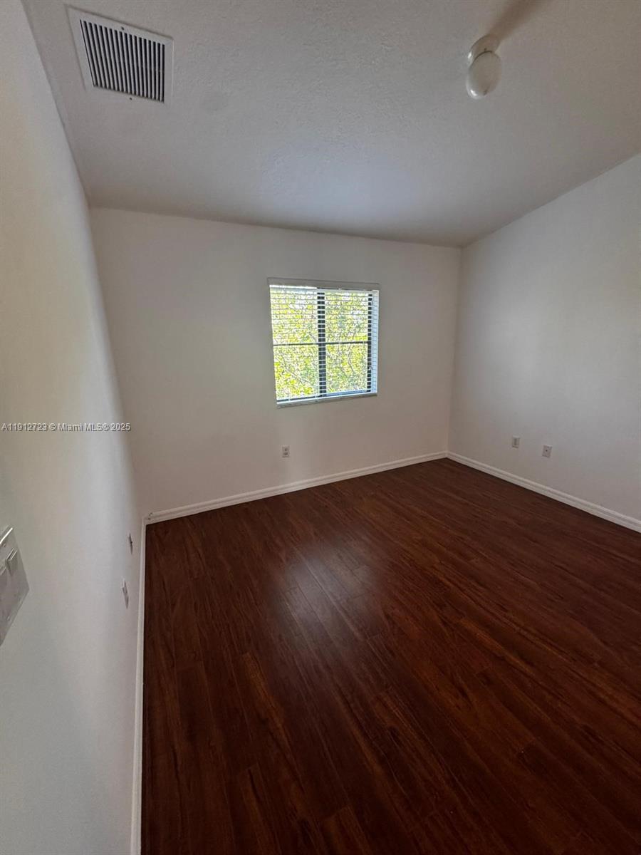 THE COURTS AT BAYSHORE II - Residential Lease