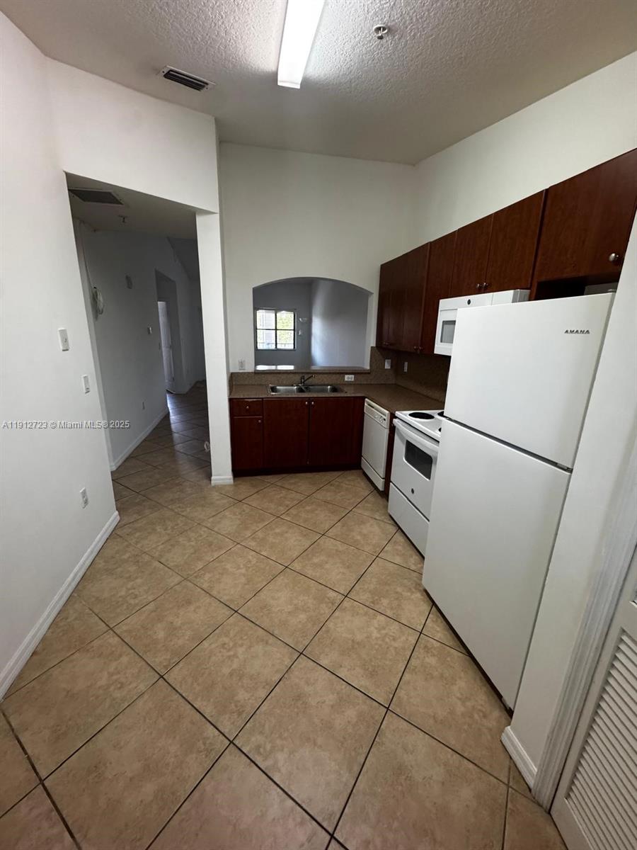 THE COURTS AT BAYSHORE II - Residential Lease