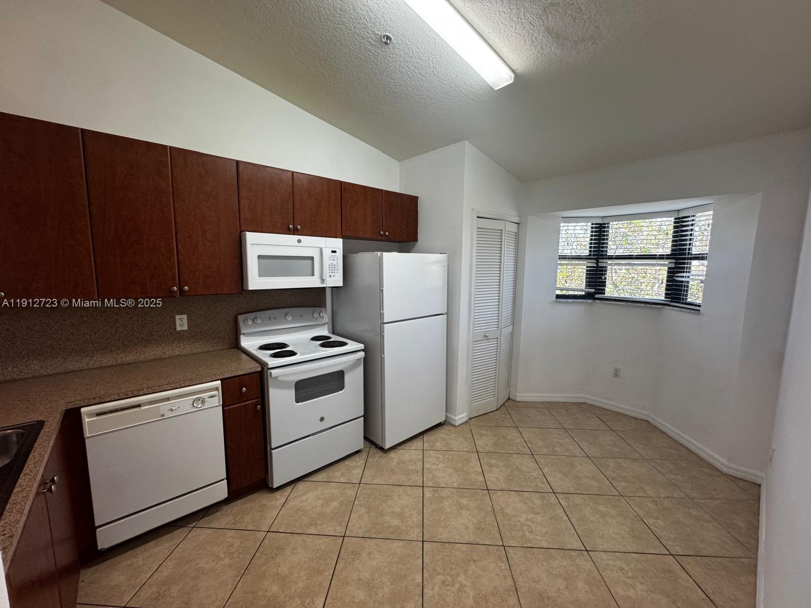 THE COURTS AT BAYSHORE II - Residential Lease