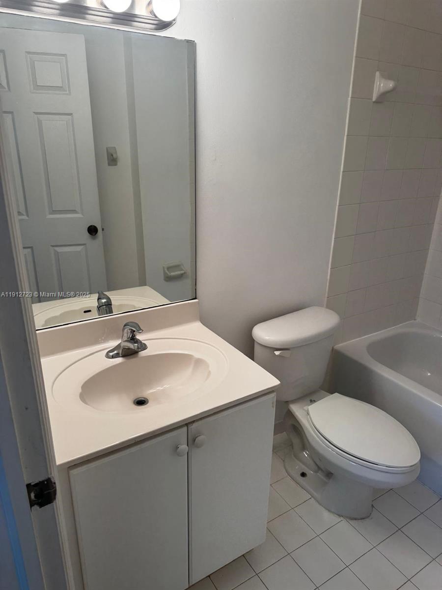 THE COURTS AT BAYSHORE II - Residential Lease