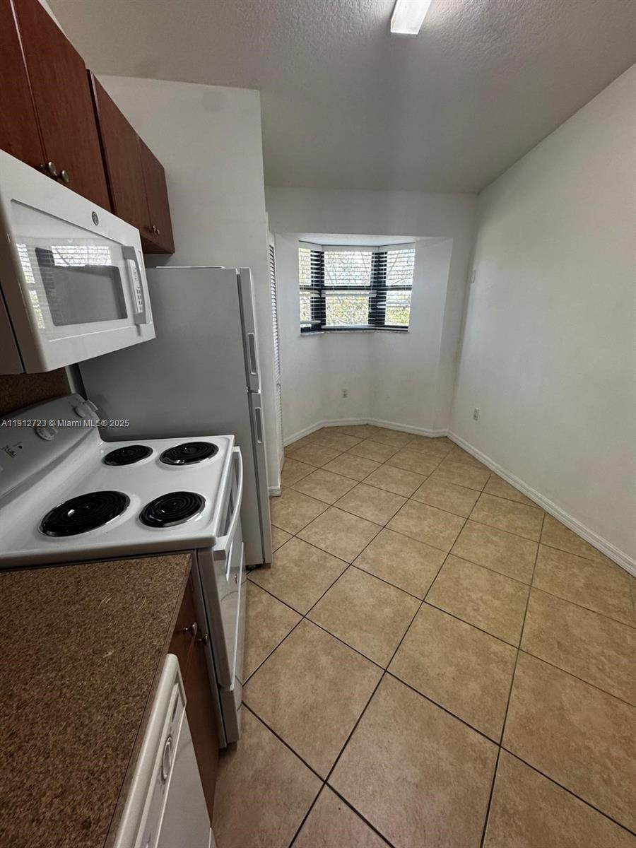 THE COURTS AT BAYSHORE II - Residential Lease