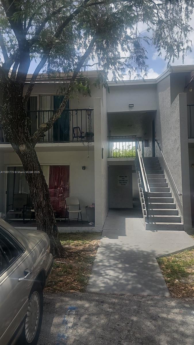 Magnificent 3 Bed/ 2 Baths at the ST ANDREWS PALM BEACH CONDO ceramic floor, Refrigerator, Diswasher, Stove, community pool, Gym, Great Location.