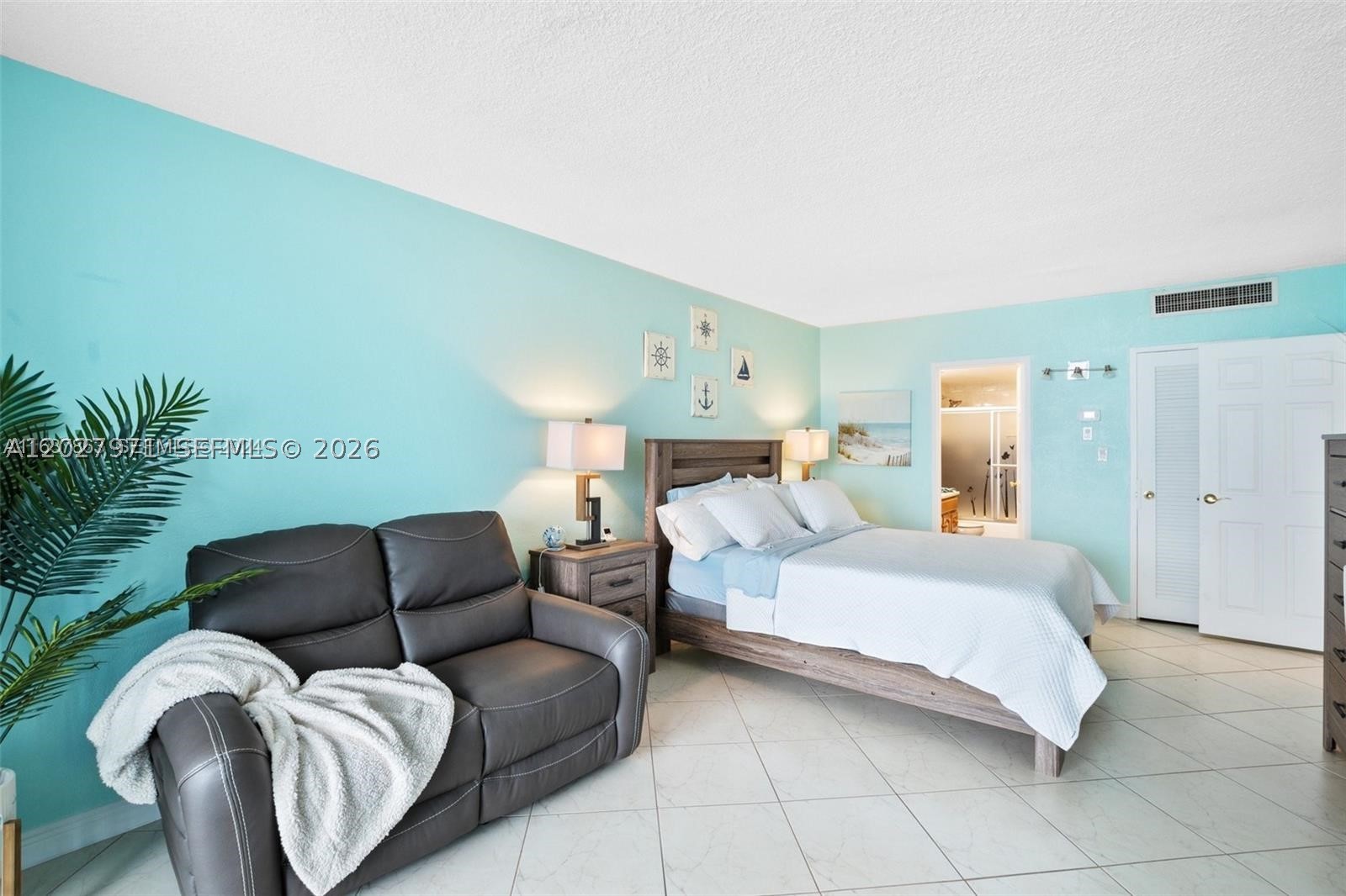 THE CARRIAGE HOUSE CONDO - Residential Lease