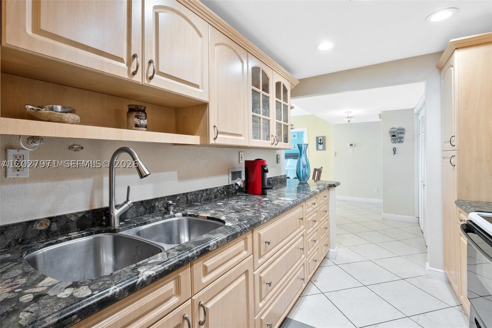 THE CARRIAGE HOUSE CONDO - Residential Lease