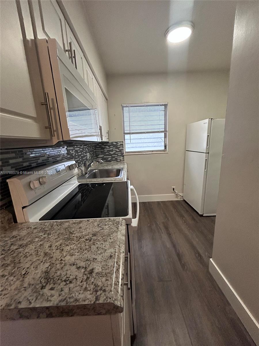 NORTH HOLLYWOOD SQUARE AM - Residential Lease