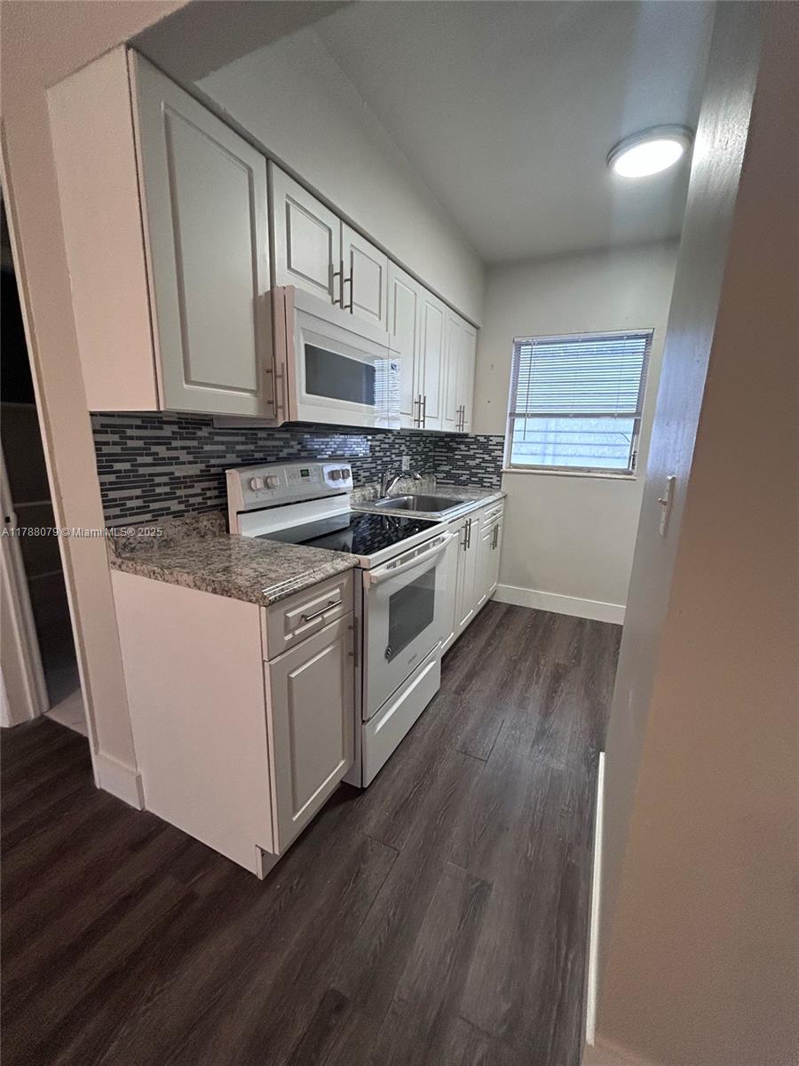 NORTH HOLLYWOOD SQUARE AM - Residential Lease