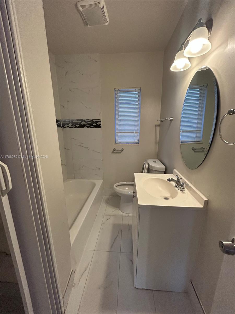 NORTH HOLLYWOOD SQUARE AM - Residential Lease
