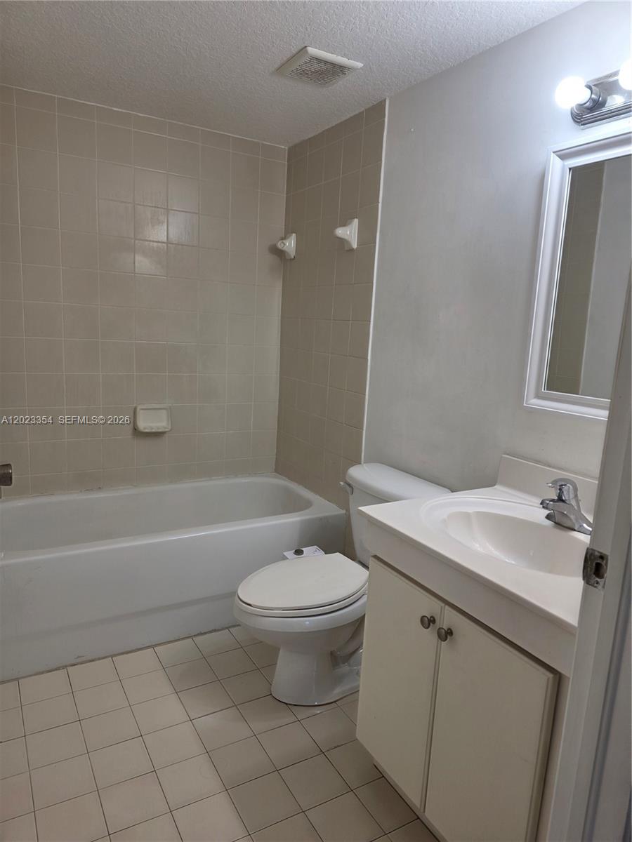 THE COURTS AT BAYSHORE II - Residential Lease