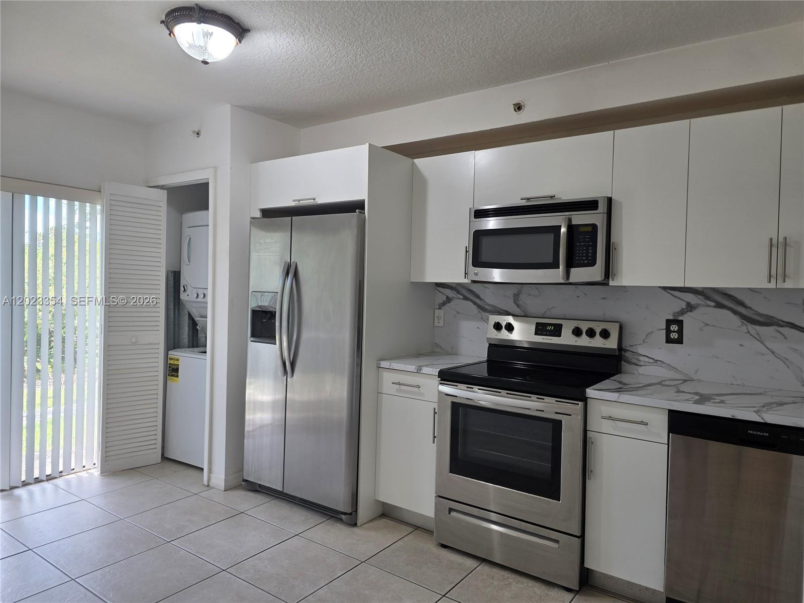 THE COURTS AT BAYSHORE II - Residential Lease