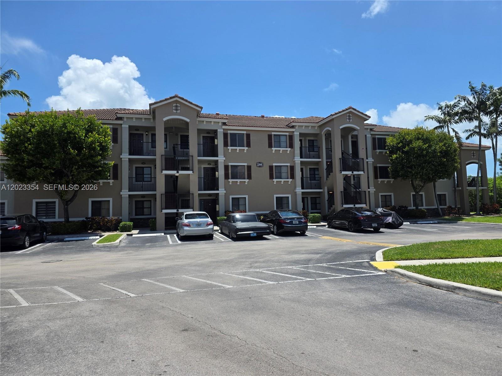 THE COURTS AT BAYSHORE II - Residential Lease