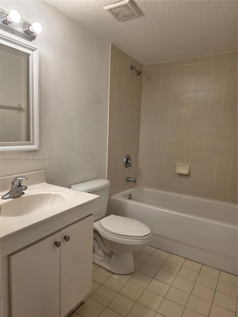 THE COURTS AT BAYSHORE II - Residential Lease