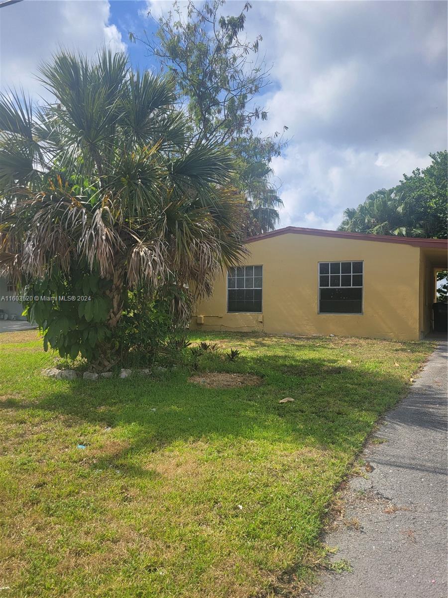 Beautiful single family home with 2 spacious bedrooms, 1 bathroom, cozy living room area and dining
area, patio space. Laminate and tile floor,  washer and dryer in the unit. This home has covered parking,
large front yard area, neighborhood is near main roads and highways as well as convenient shopping plazas and
family parks. tenant responsible to maintain landscape and water, pets friendly non aggressive
breed up to 20 pound, easy to show.
