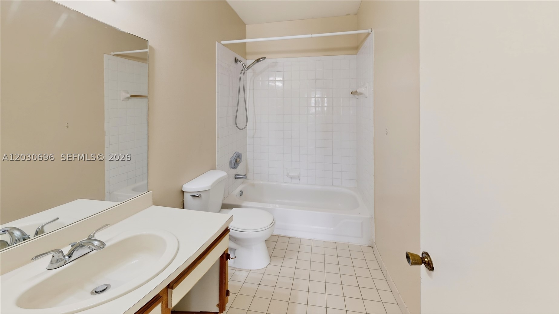 LAKESHORE CONDO 6 - Residential