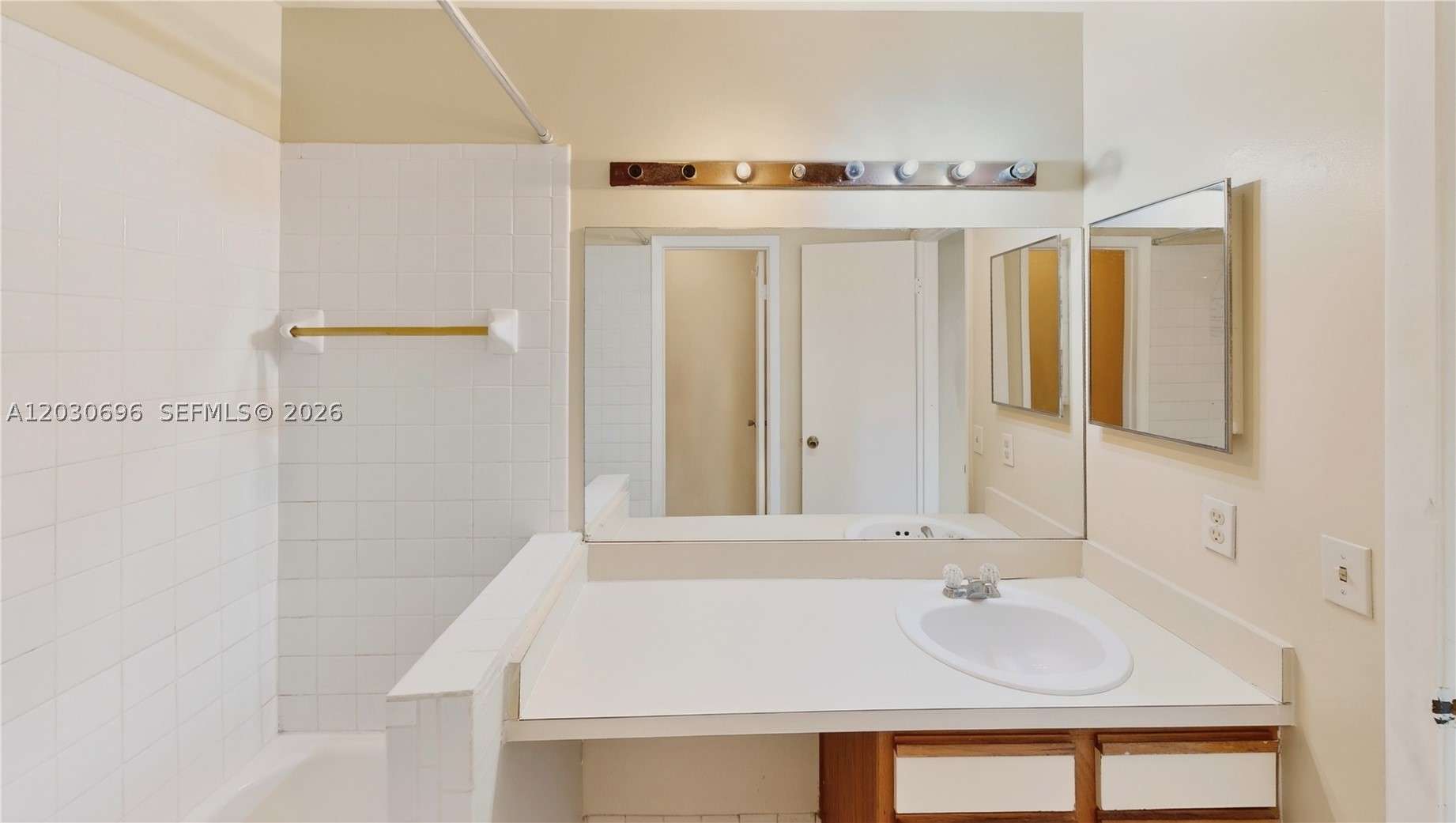 LAKESHORE CONDO 6 - Residential