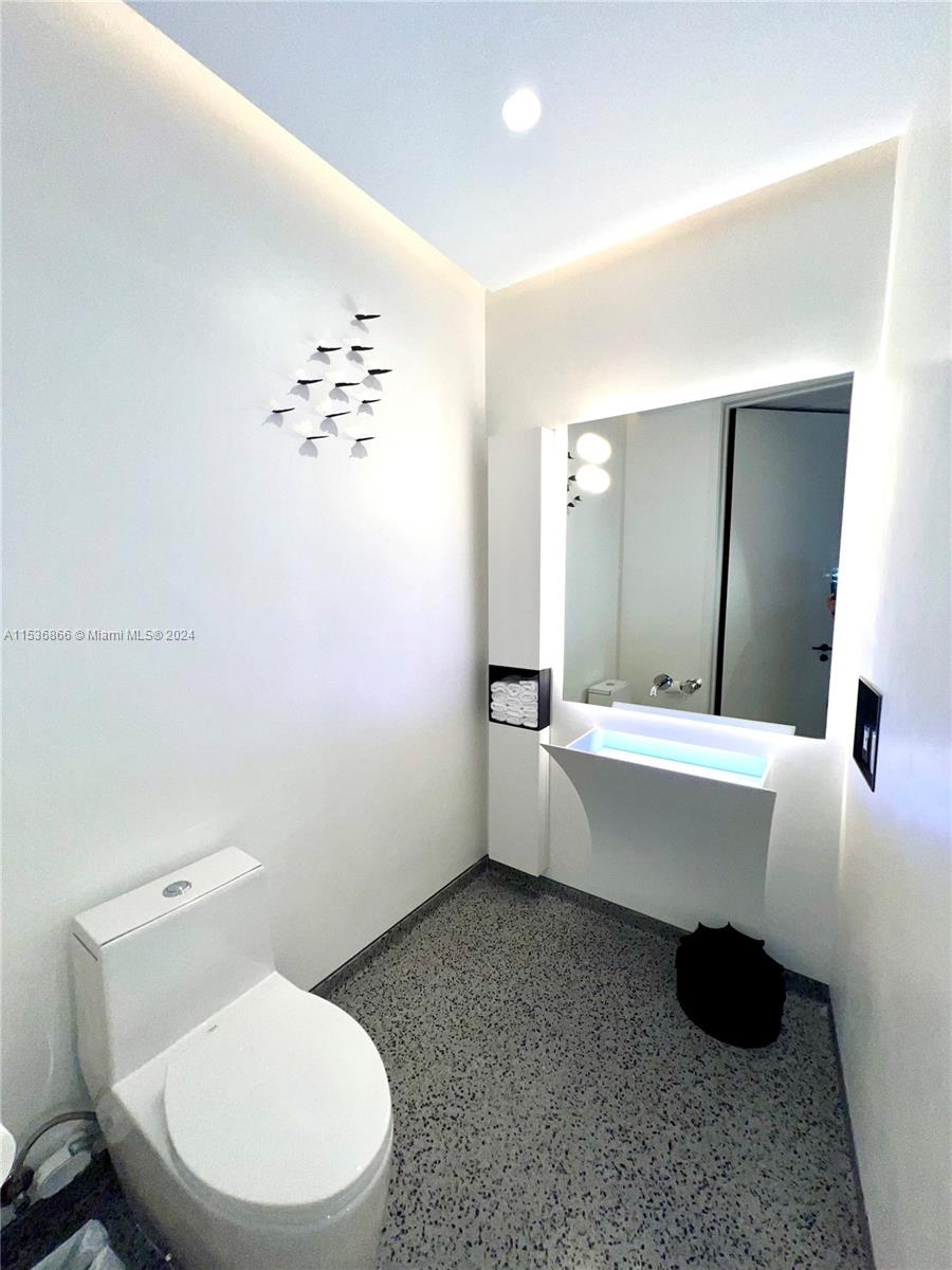 18555 COLLINS AVENUE COND - Residential