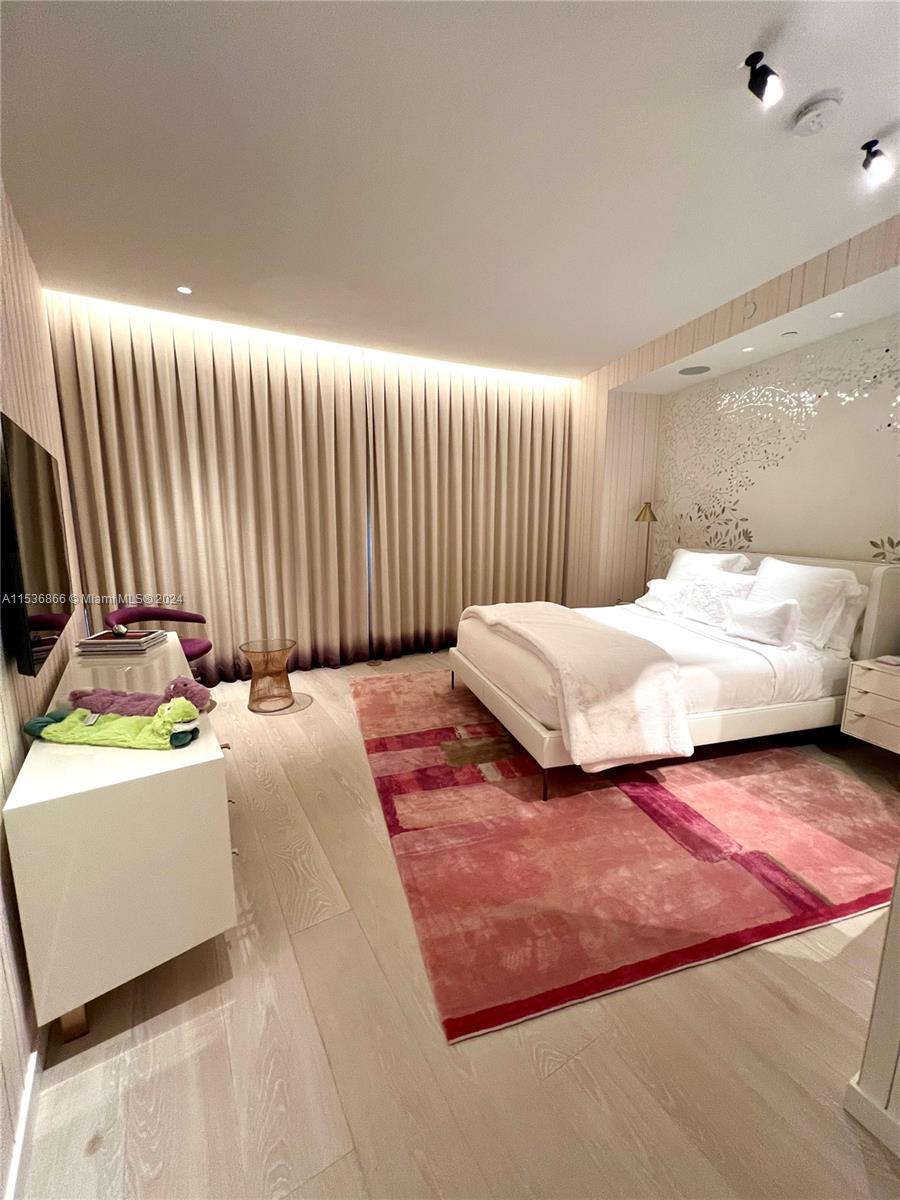 18555 COLLINS AVENUE COND - Residential
