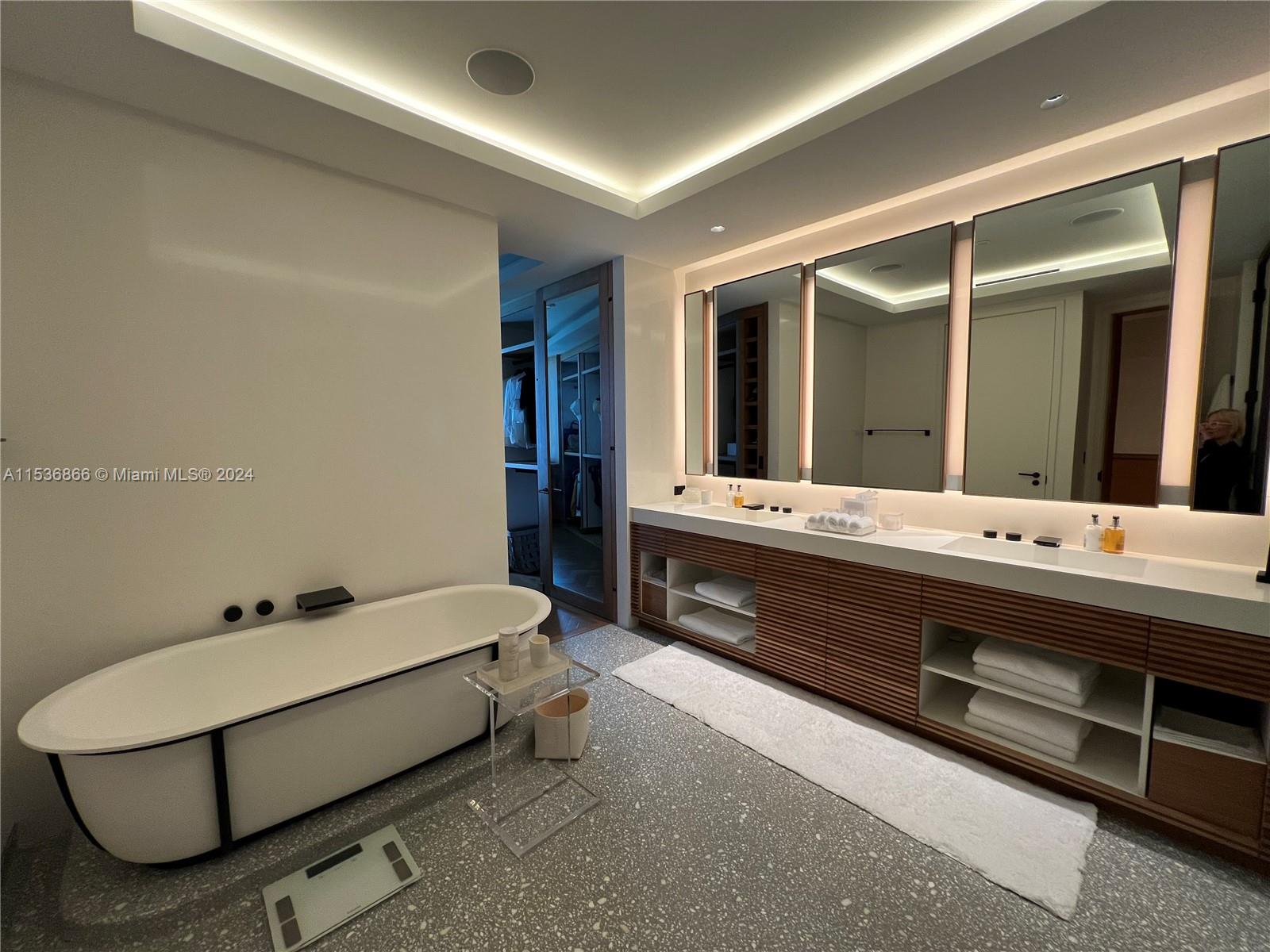 18555 COLLINS AVENUE COND - Residential