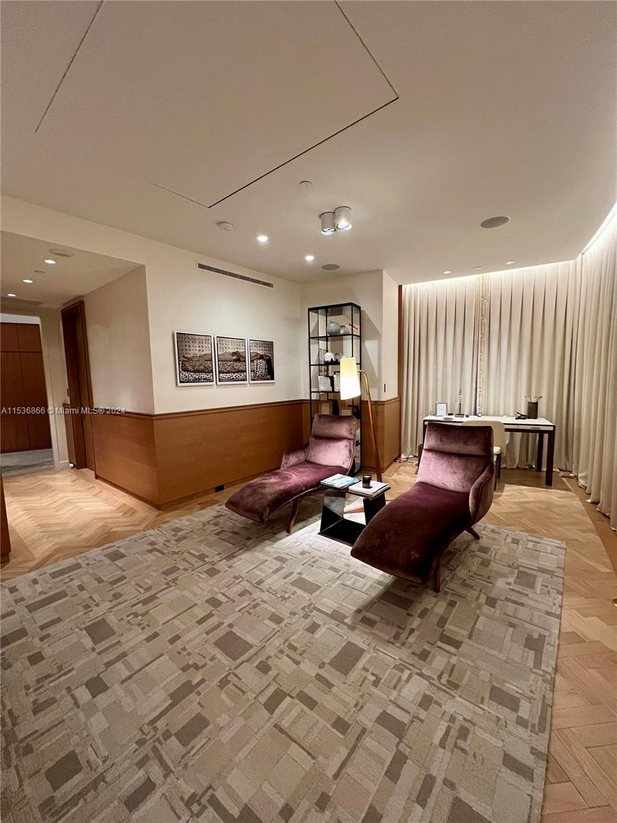 18555 COLLINS AVENUE COND - Residential