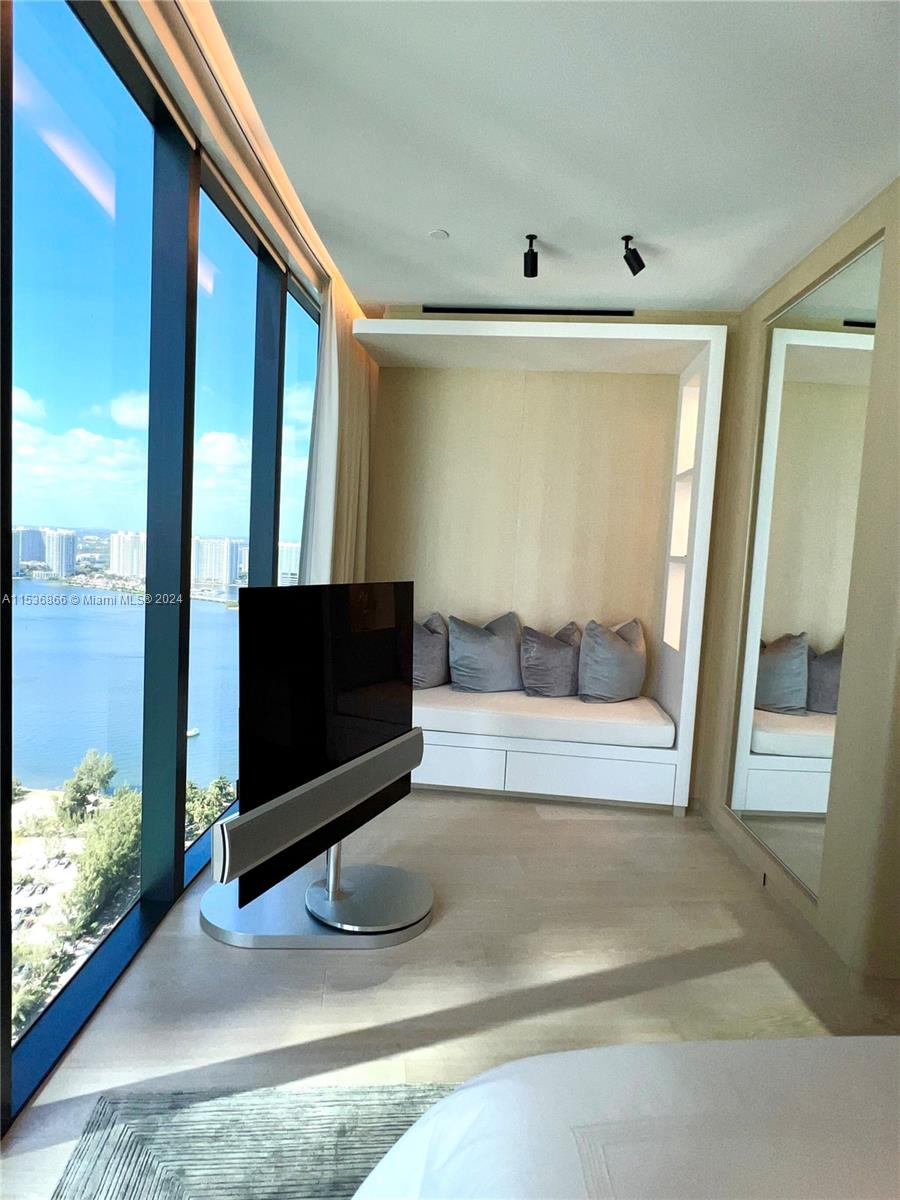 18555 COLLINS AVENUE COND - Residential