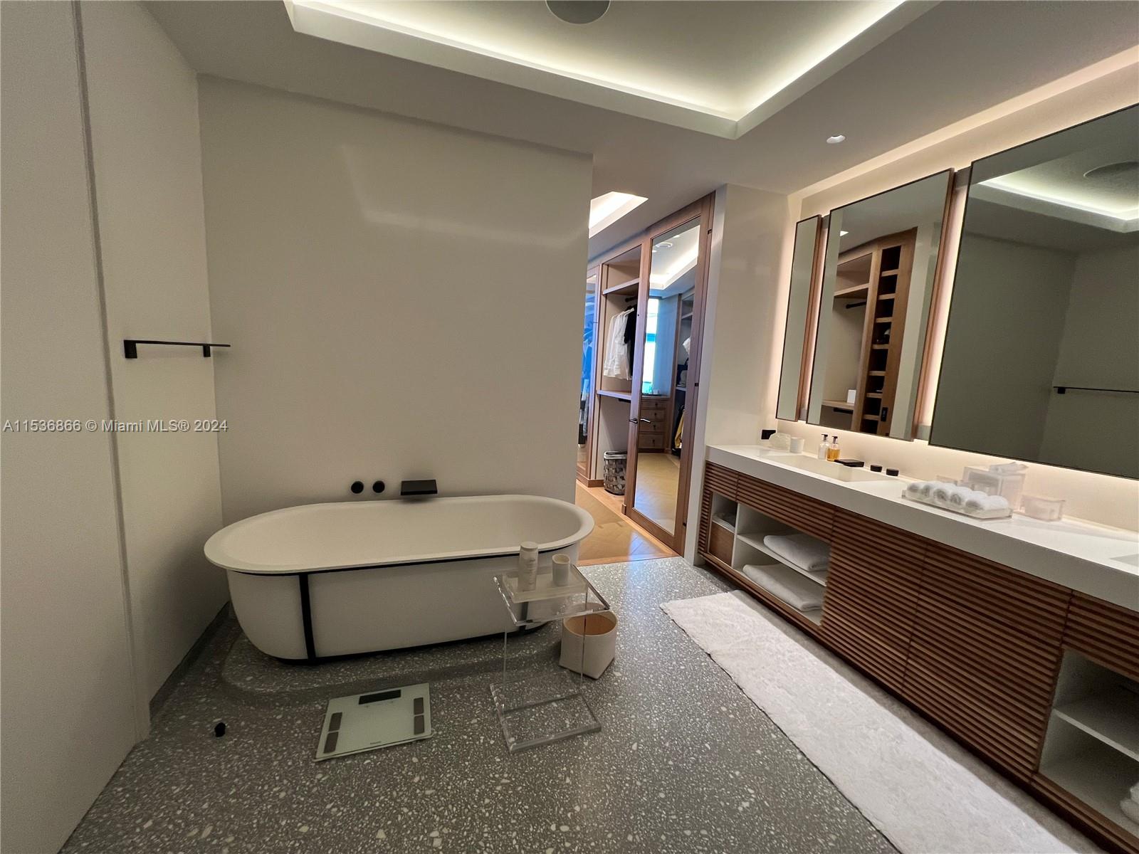 18555 COLLINS AVENUE COND - Residential