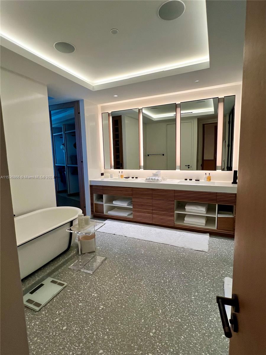 18555 COLLINS AVENUE COND - Residential