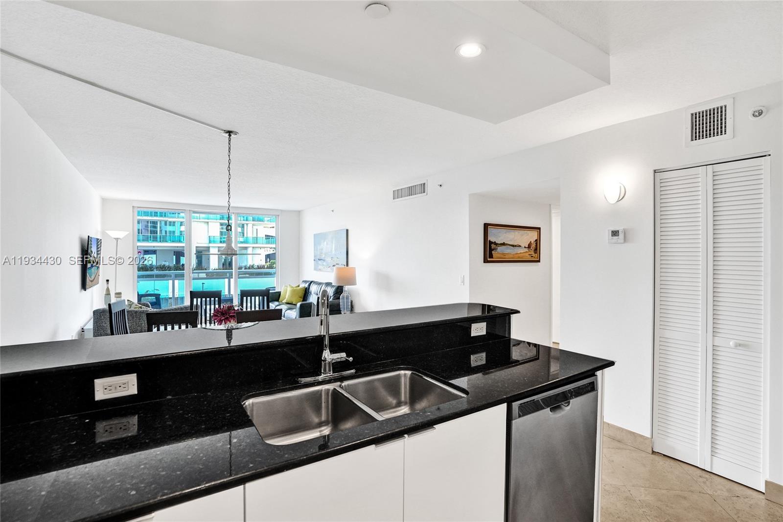THE COLLINS CONDO - Residential