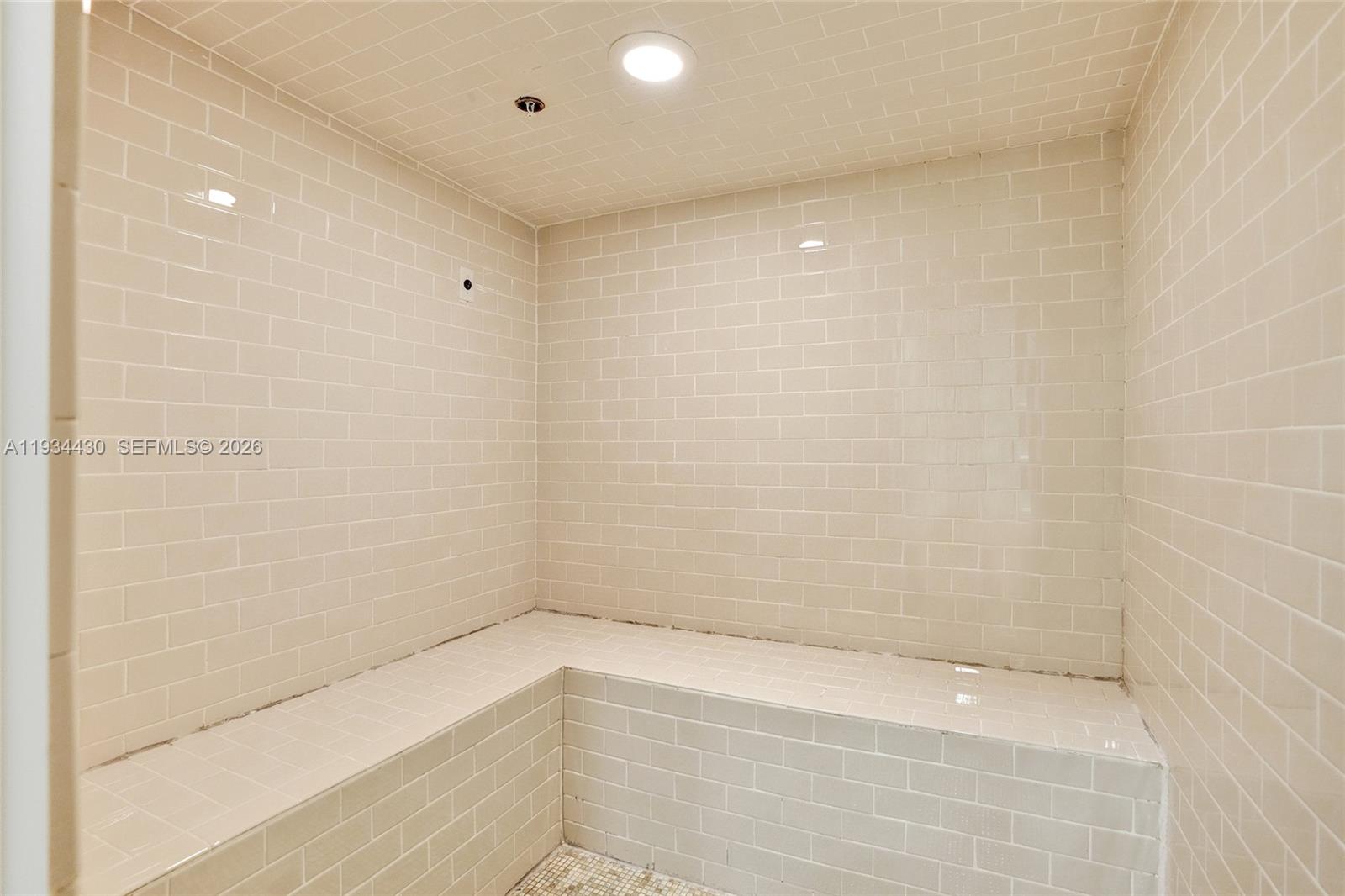 THE COLLINS CONDO - Residential